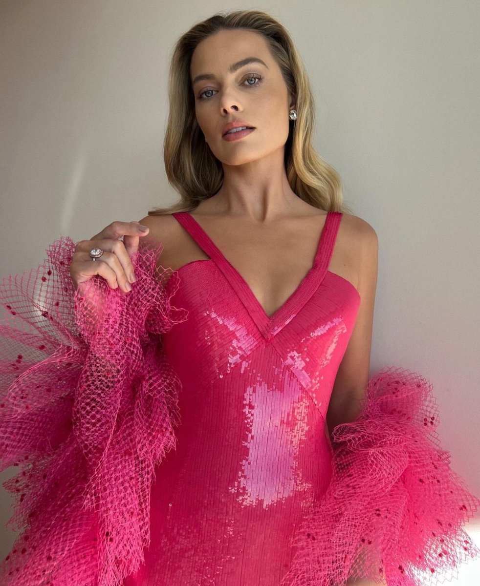 ForeverMRobbie's tweet photo. Margot Robbie truly was the best dressed at the Golden Globes 😍 

#MargotRobbie #GoldenGlobes2024 https://t.co/p19ygHTTrY