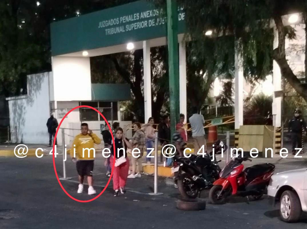 c4jimenez's tweet photo. NI LA ROPA SE CAMBIO
Así llegó detenido El Pari de La Unión, la noche del viernes.
Agentes de @SSC_CDMX lo atraparon con pistola, coca, marihuana…
Pero a la @FiscaliaCDMX se le cayó el caso.
Ayer por la noche salió así:
Vestido igual… pero con su esposa.

El caso en #C4EnAlerta https://t.co/1hjsASXk4r