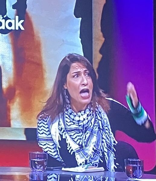 SamvanRooy1's tweet image. Dus op 7 oktober, de dag van de jihadistische massaslachting op Joden/Israëliërs door #Hamas (inclusief verminkingen en verkrachtingen), veranderde #DeAfspraak-gaste Fatena Al Ghorra de coverfoto van haar Facebookpagina naar Hamas-jihadisten die met paragliders Israël…