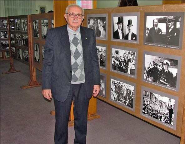 Dünyanın en büyük Atatürk fotoğraf koleksiyonuna sahip, babadan Kuvayi Milliyeci, Atatürk'ün leblebilerini bitiren hınzır çocuk(!), Hanri Benazus'u kaybettik. Türk Milletinin başı sağolsun. 🇹🇷