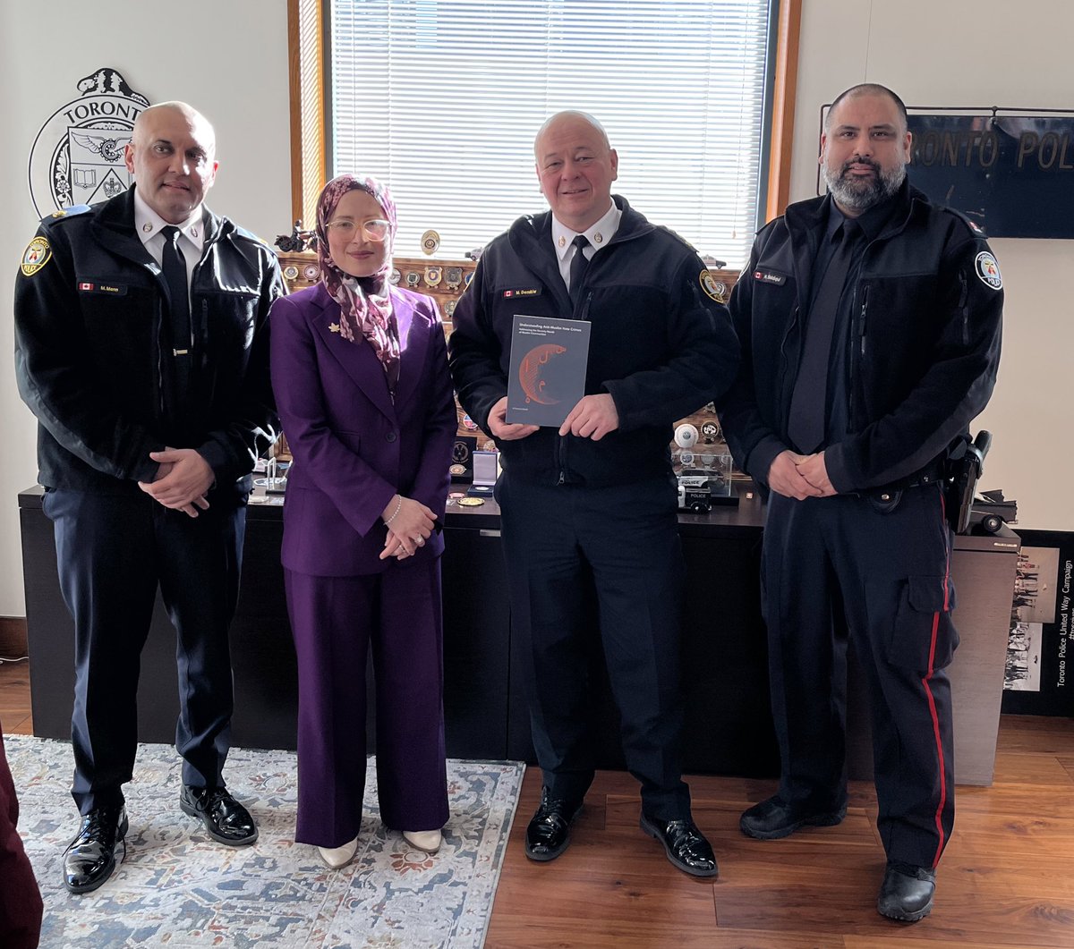 AmiraElghawaby's tweet photo. Appreciated meeting today with Chief @TPSMyronDemkiw & team @TorontoPolice to raise concerns about civil liberties and the rise of Islamophobia, anti-Palestinian, and anti-Arab racism and provide a copy of a Guide on Addressing Anti-Muslim hate crimes β‘οΈhttps://t.co/paVknLXhgQ https://t.co/6uxyIKoIdb