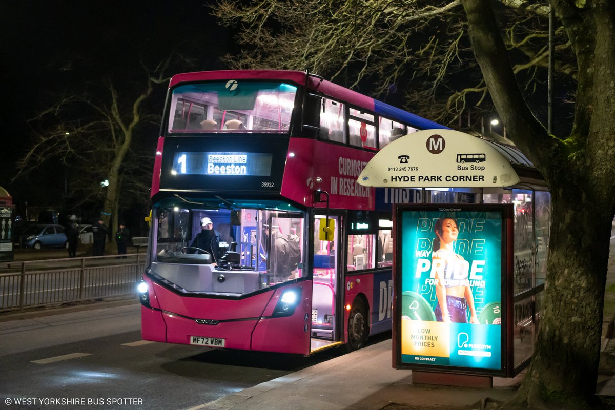 WYBusSpotter's tweet image. First York low-height Streetdeck 35932 is seen here at Hyde Park Corner working a No.1 to Beeston. It is currently working out of Hunslet Depot temporarily until it moves down to Ipswich.

#firstleeds #firstbus #wrightbus #leeds