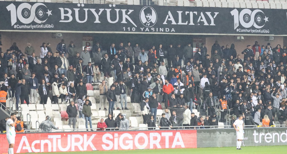 AltaySporKulubu's tweet photo. 90 dakika boyunca bir an olsun susmayan, yağan yağmurda beraber ıslandığımız, evimize aşkını haykırmaya gelen Büyük Altay'ın Büyük Taraftarına sonsuz teşekkürlerimizle...🖤🩶🥰