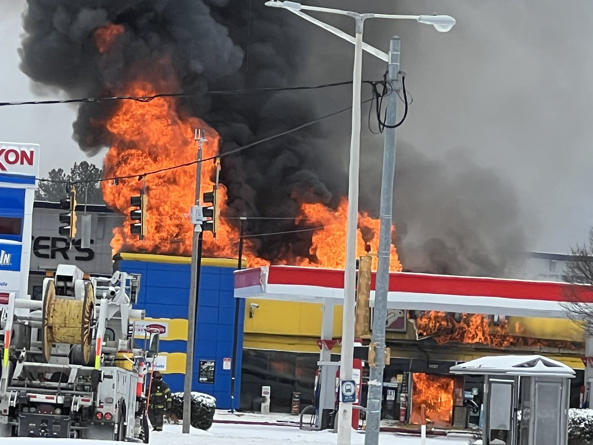 Mighty990KWAM's tweet photo. EXPLOSION: Hop In gas station on Poplar and Highland just burst into flames. KWAM is working to learn the cause of the fire. https://t.co/8Ae00zsVaB