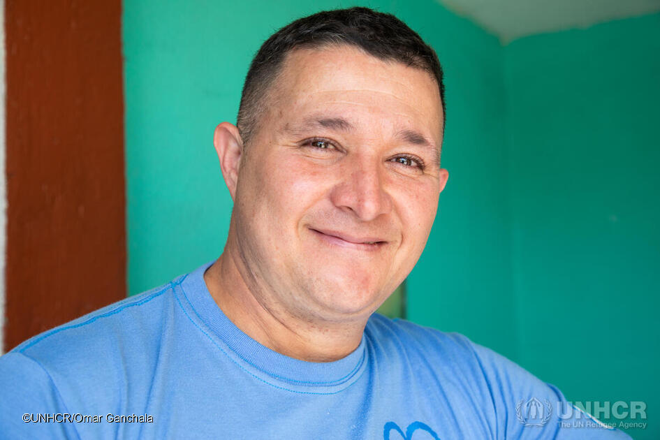 ACNUREcuador's tweet photo. Rodrigo 🌟, es un refugiado colombiano que llegó a Ecuador hace 13 años desde Colombia huyendo de la violencia del conflicto armado.

Es miembro de varias asociaciones de refugiados en Ecuador, desde las que promueve actividades de integración 🌐. https://t.co/HOUk1ELgz8