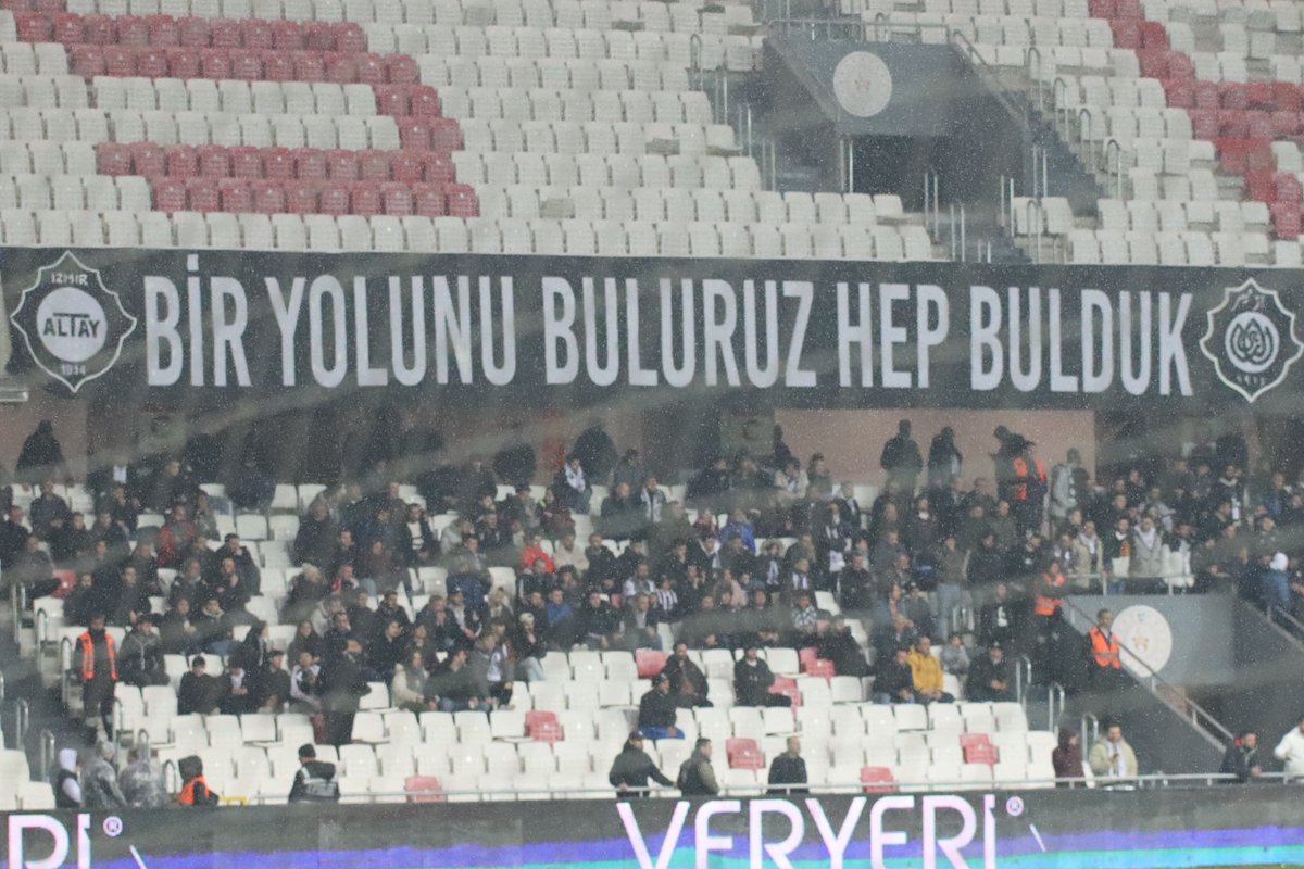 AltaySporKulubu's tweet photo. 90 dakika boyunca bir an olsun susmayan, yağan yağmurda beraber ıslandığımız, evimize aşkını haykırmaya gelen Büyük Altay'ın Büyük Taraftarına sonsuz teşekkürlerimizle...🖤🩶🥰