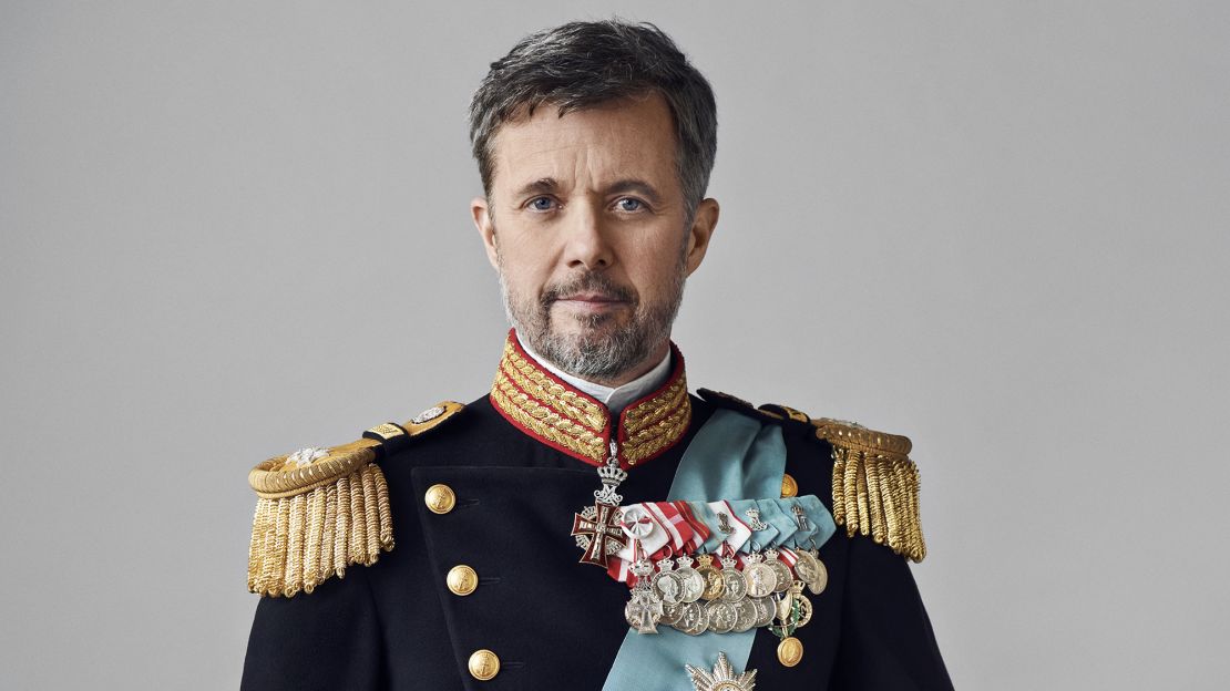 StratCons's tweet photo. Claro y contundente mensaje del Rey Frederik X de Dinamarca, en su  asunción:
"México nos está superando en servicios de salud y no debemos permitirlo... Por lo tanto, decreto la construcción de una Megafarmacia Real, aquí cerquita de Copenhagen." https://t.co/aTyBOHCCeL