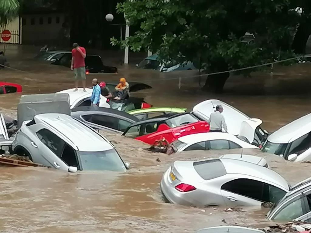 mauricien007's tweet photo. Des véhicules emportés par la force des inondations à l'Île Maurice lors du passage du cyclone Belal, avec des conducteurs désemparés et paniqués, comme le témoignent plusieurs vidéos circulant sur les réseaux sociaux. https://t.co/Jny0HCe83s
