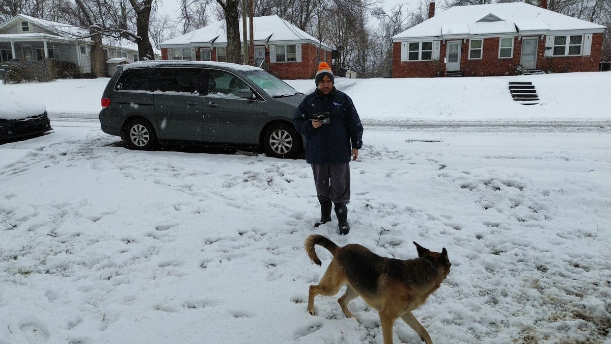 Dossy1922's tweet image. Ellie says Go Vols while playing in the snow. #GBO #V4L