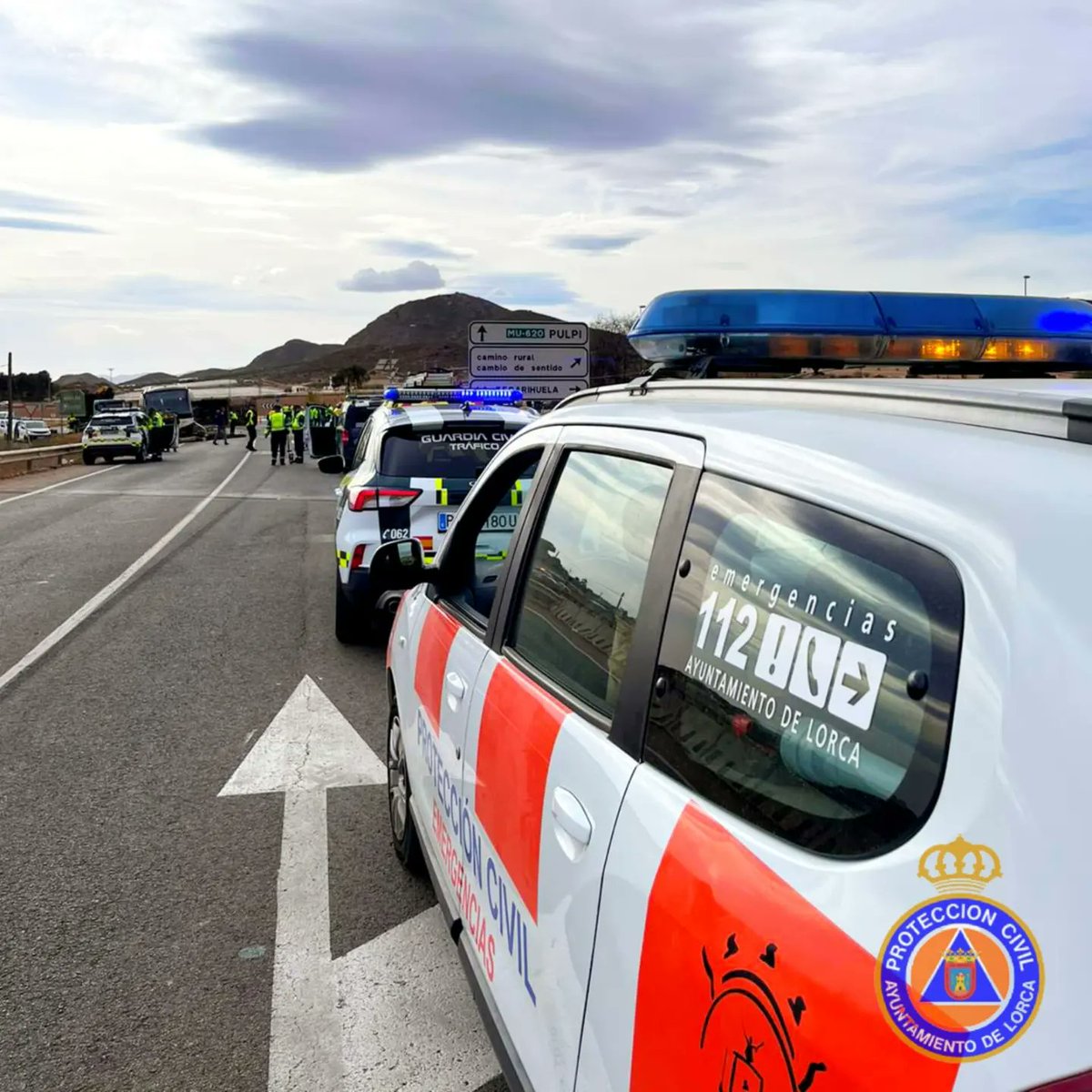 avpclorca's tweet photo. Está mañana cinco personas de nuestra agrupación han estado colaborando en la intervención en la carretera de Lorca a Pulpí por un accidente entre un camión y un autobús. 🟠🔵

#Lorca
#ProtecciónCivil
#Accidente
#Pulpí
#Voluntariado
#Seguridad https://t.co/HzluB9BAxv