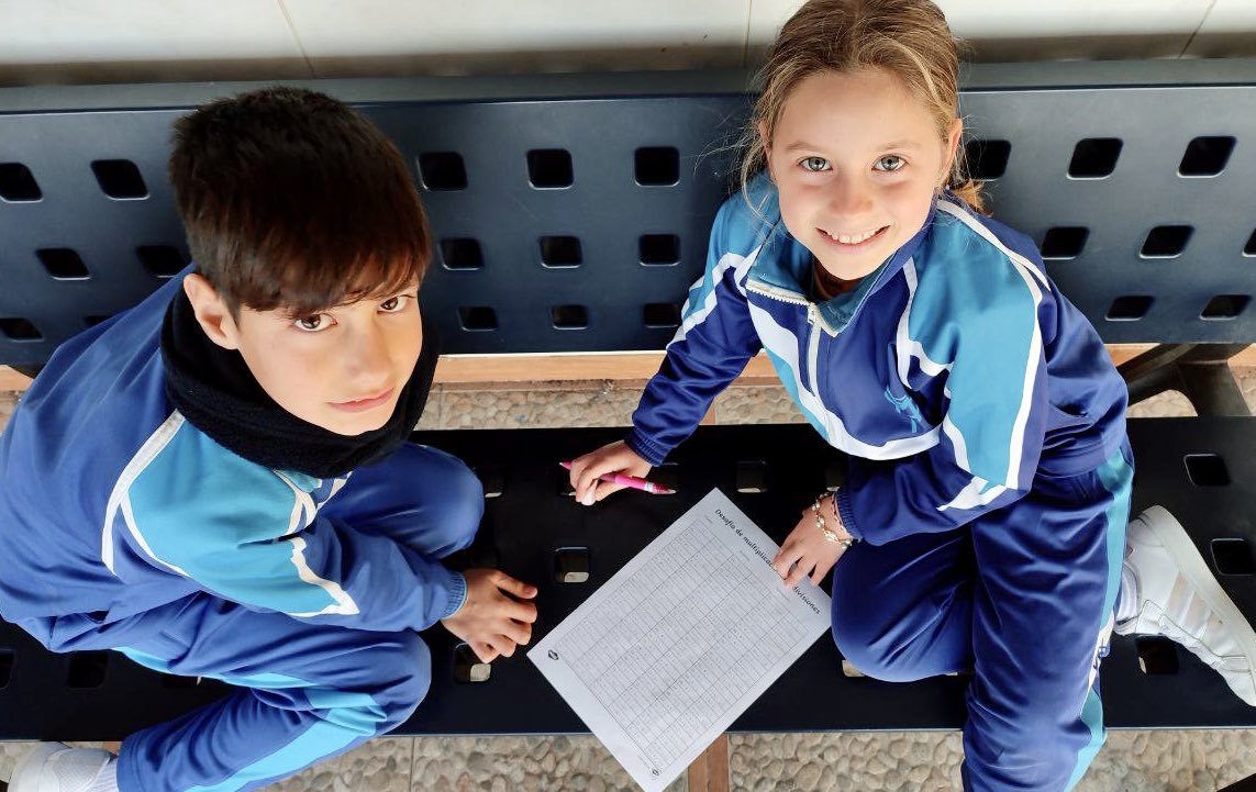 ConsolacionBlo's tweet photo. AULA OBERTA🛝🎲📝☀️🏞️

Sortir de classe i trencar la rutina motiva a l’alumnat i ofereix l’oportunitat d’aprendre en diferents escenaris. Treballar en equip a l’aire lliure és una meravella!

Fotos: alumnes de 4t A d’EP.

#consolacióneduca #confía https://t.co/hss5AN1tmj