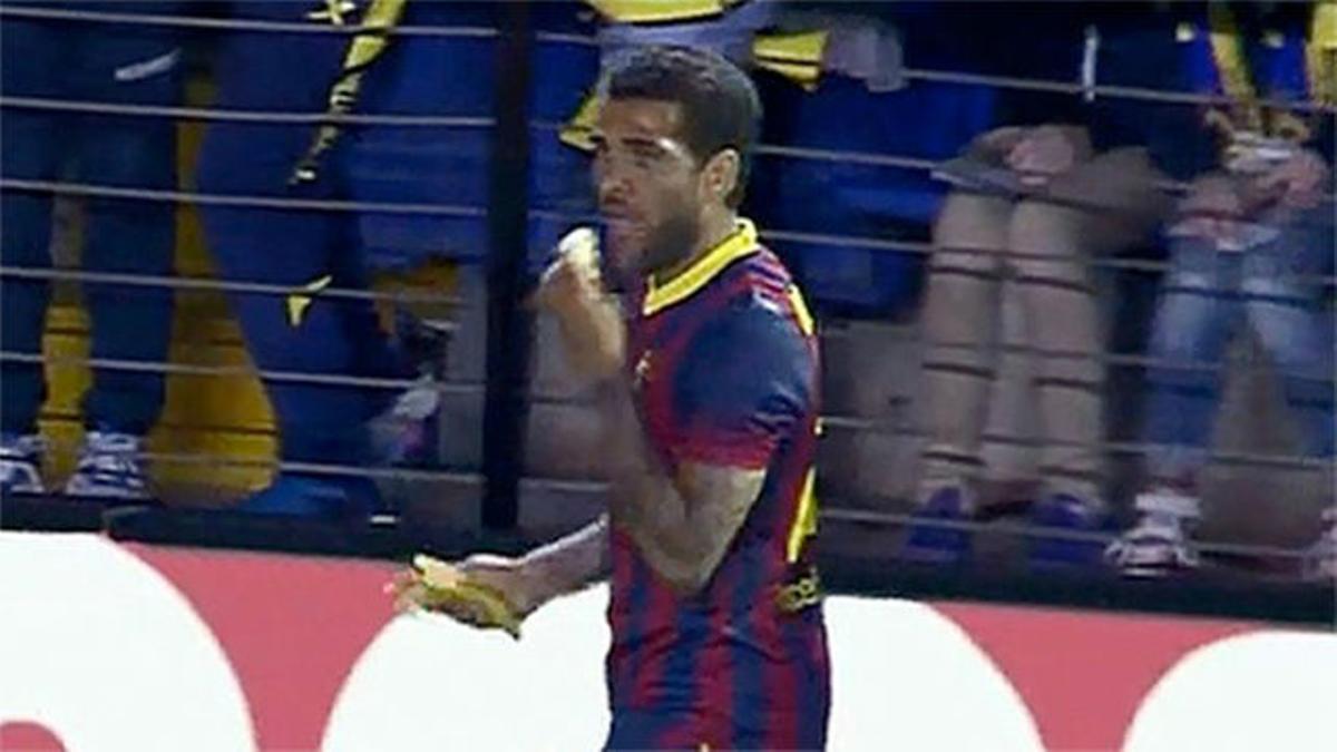 LaMasiaDe1899's tweet photo. A Alves le tiraron un puto plátano y se lo comió.

Diferencias, crack. https://t.co/pCJLiTValA