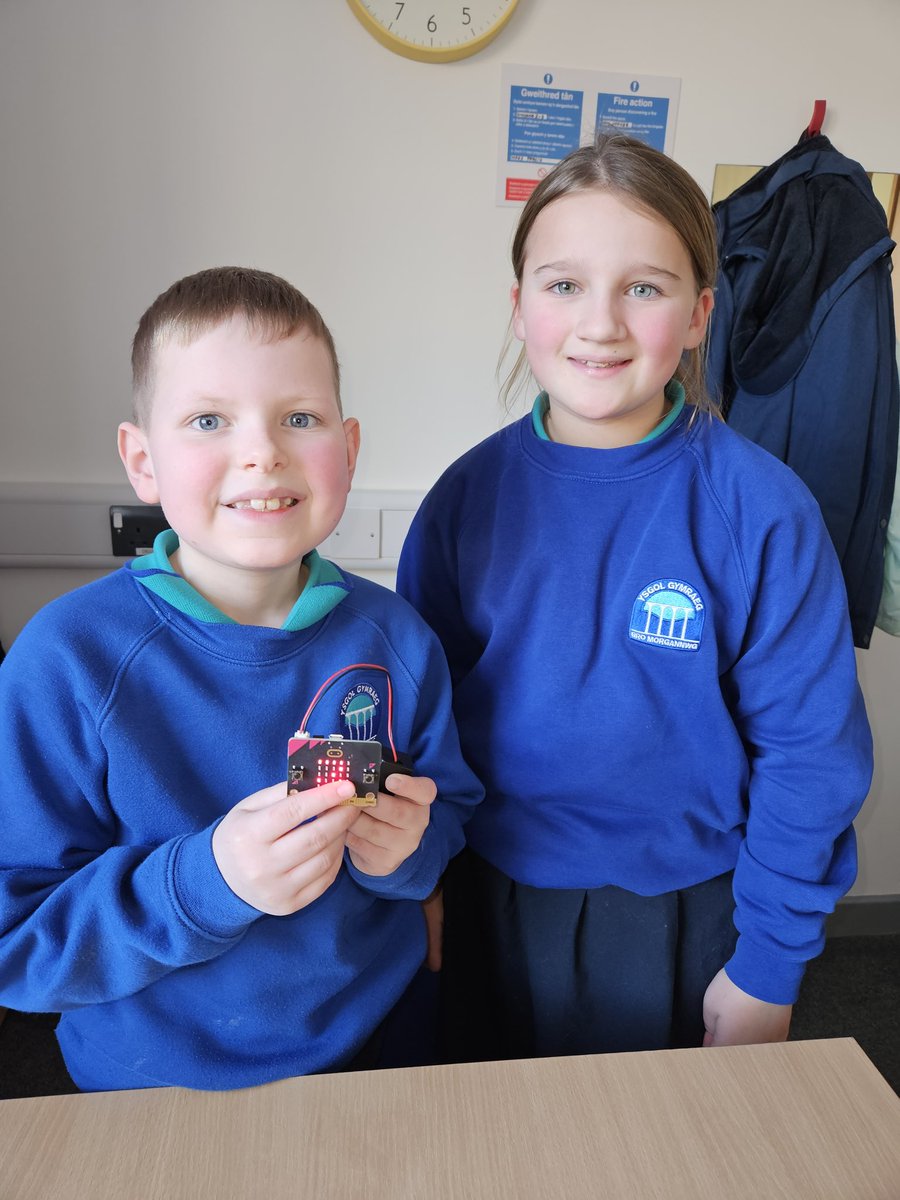 missffwilliams's tweet photo. Diolch i'r ddau yma am ddod i ddangos eu dis arbennig ar y micro:bit. Am hwyl! ~ Thanks to this pair for coming to show me their dice using micro:bit. Very impressed! @MrSRDavies1 👍⭐️ https://t.co/5NftSUuCZF
