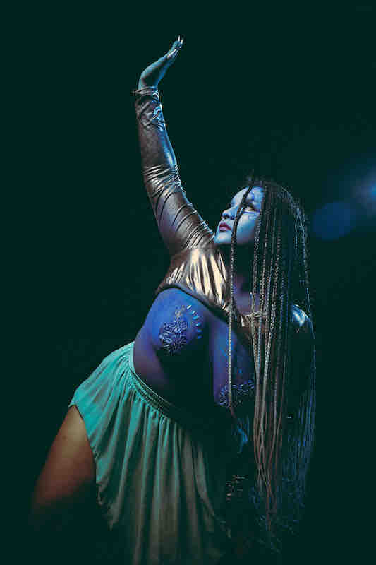 #Música // La joven rapera mapuche williche Isleña Antumalen estrena el sencillo #Maki, inspirado en la característica baya morada nativa del sur de Chile (maqui), que antecede a la liberación de su primer disco, programado para el otoño de este 2024.
bit.ly/3SibBM9