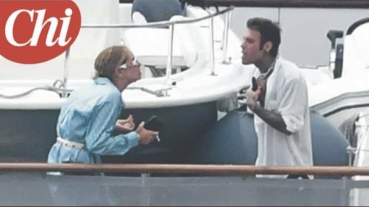 LVeraci's tweet photo. #Fedez :"Sei tu che mi hai detto che quello era #Davidone..."
#ChiaraFerragni : "E tu eri quello che mi avevi consigliato i pandori con lo zucchero rosa..." https://t.co/W9PbVlNUVv