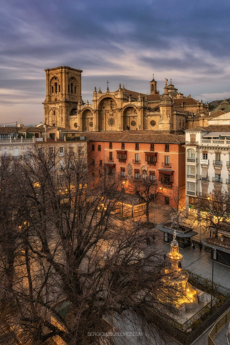 Sergioluquelope's tweet photo. Plaza Bibrambla (Granada).  𝗖𝗘𝗜 𝗔𝗟-𝗭𝗮𝘄𝗶𝘆𝗮
Visualmente una de las plazas mas bonitas de Granada Capital, con la Catedral de Granada como elemento destacado. https://t.co/ufUIQtHjFe