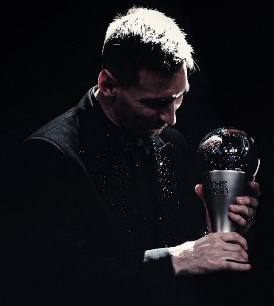 OficialSala12's tweet photo. Alguns dos jogadores que votaram em Messi como melhor do mundo:

🇫🇷 Mbappé
🇭🇷 Modrić
🇺🇾 Valverde
🇵🇱 Lewandowski
🏴󠁧󠁢󠁥󠁮󠁧󠁿 Harry Kane
🇪🇬 Salah
🇳🇱 Van Dijk
🇧🇪 Lukaku

RECLAME COM ELES! https://t.co/SsWNUId5Hv