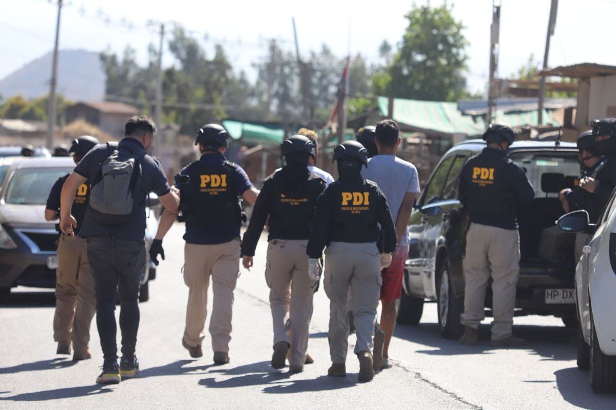 Policía de Investigaciones realizó con éxito amplio operativo en la toma de Camino Internacional de San Bernardo. abcemergencias.cl/2024/01/15/pol…