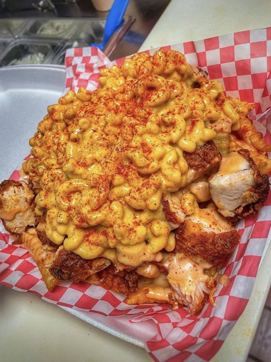 Mac And Cheese With Spicy Chicken 🌋