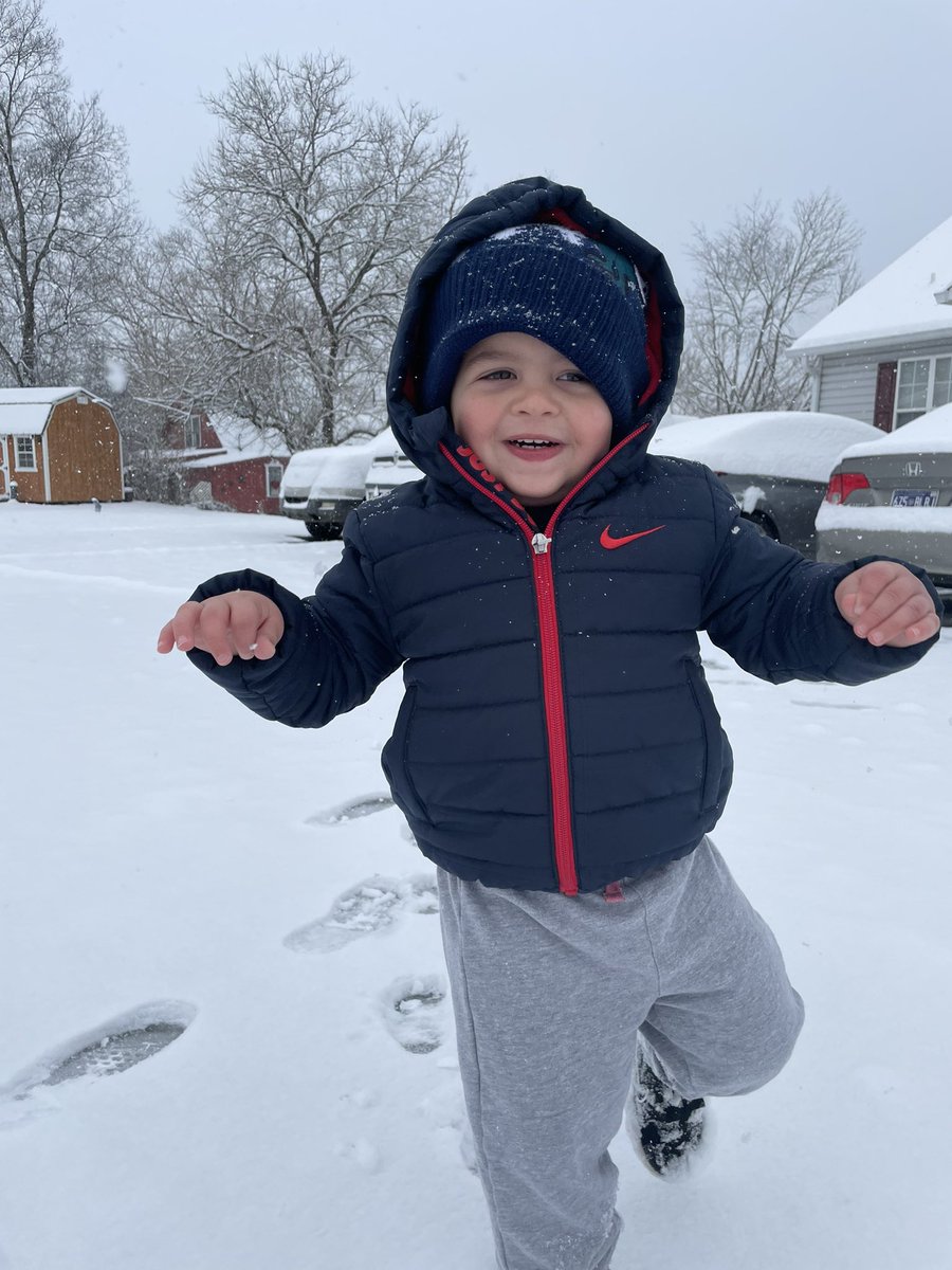 __Kristy78__'s tweet photo. @wbir Taysom 1st snow! https://t.co/UUwGwRifoB