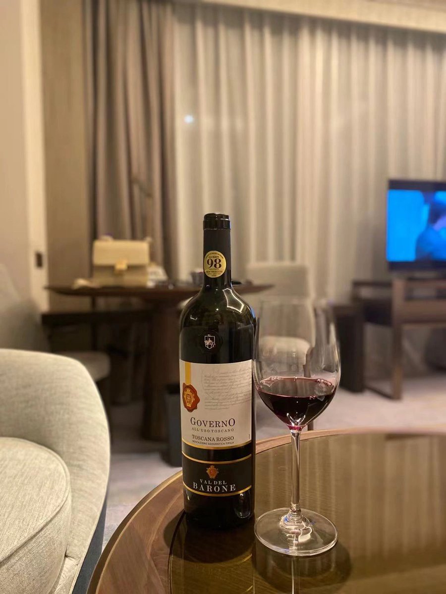 Drinking wine in the cold winter warms you from the inside out.😊🤭