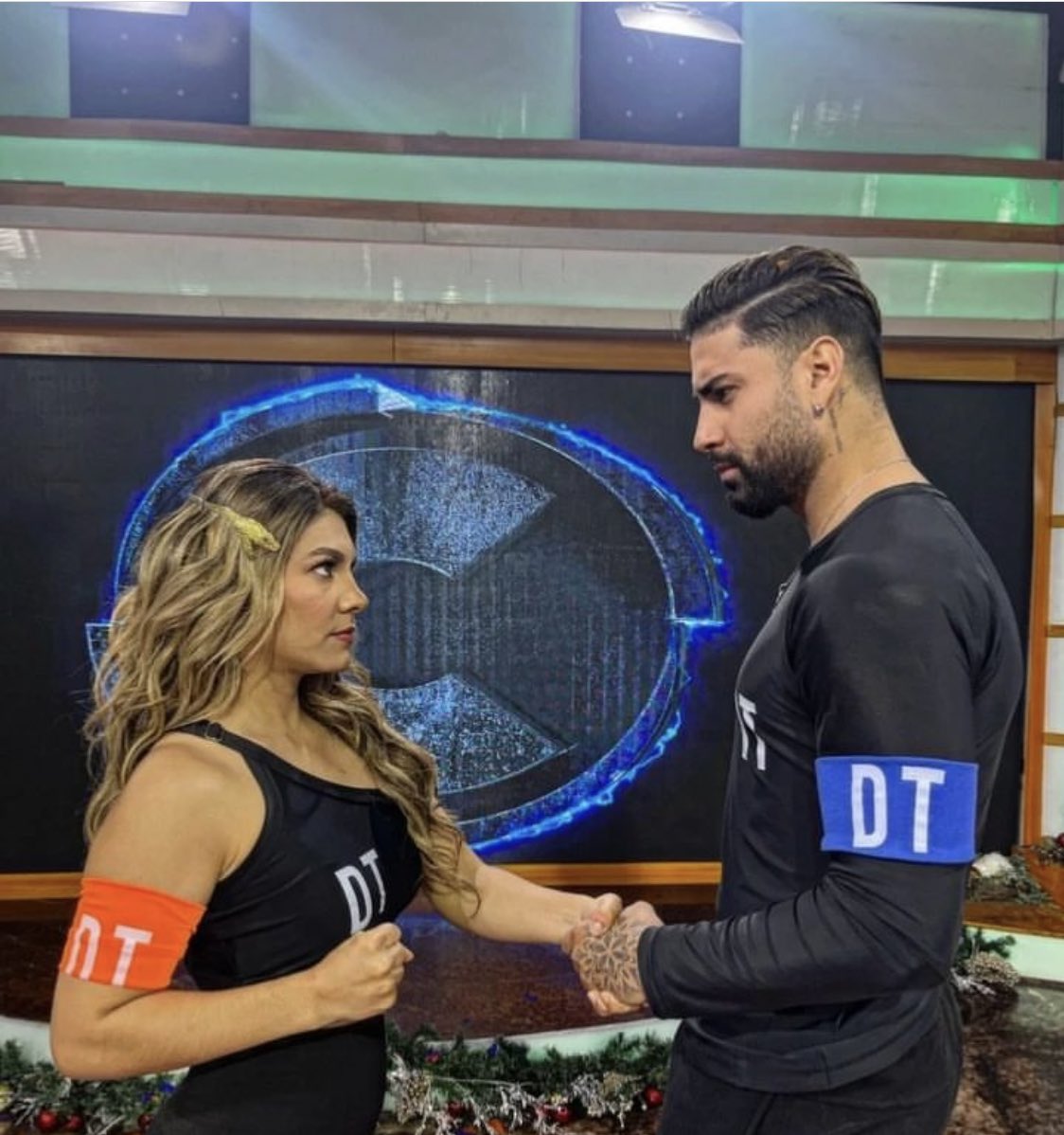 combate2024's tweet photo. QUE TEAM ERES ? 
🧡 💙 
@RTS_CombateEc https://t.co/MoRIuVtGw3