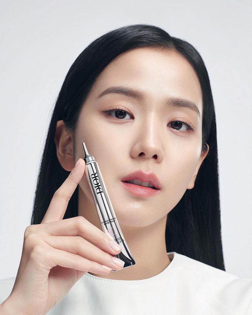 ForeverKimJisoo's tweet photo. 240116 @.diorbeauty IG post update with #JISOO.
"Just like a shot of youthfulness, Dior Capture Totale Hyalushot has an immediate filling effect that makes skin look super smooth.
#DiorBeauty #CaptureTotale #Hyalushot "
#지수 #블랙핑크지수
🔗https://t.co/oaQAMEOyLf https://t.co/zWbvJSP2TT