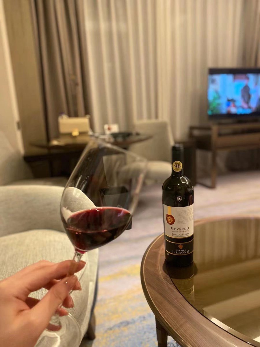 umbrawolves's tweet image. Drinking wine in the cold winter warms you from the inside out.😊🤭