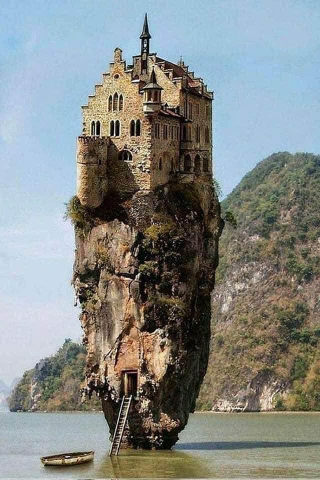 SearchRapusia's tweet photo. This should be the most lonely castle https://t.co/TwY5d3a4k5