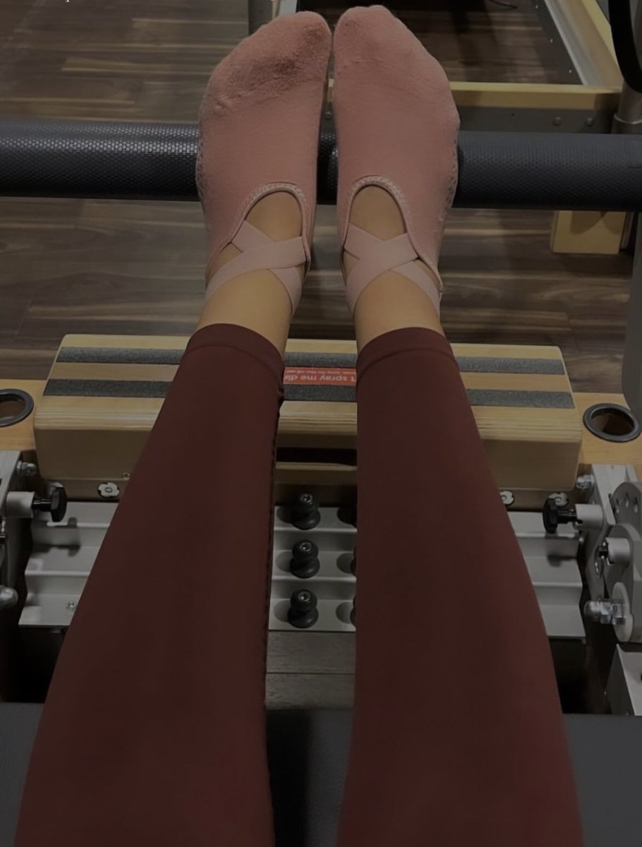 Goddesclarissa's tweet photo. RT this if you’re into feet https://t.co/Pr8dLEWNTK
