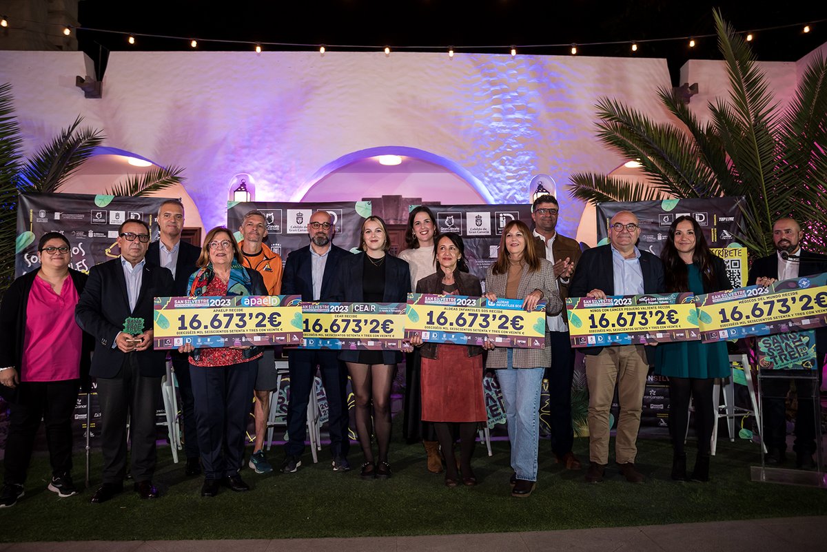 GranCanariaDep's tweet photo. #Carrera

La @SanSilvestreLP 2023 reparte solidaridad con 83.366 euros destinados a cinco ONGs: @AldeasEspana, @apaelp, @CEARefugio, @MedicosdelMundo y @pequevaliente.

Cerramos esta edición con un emotivo acto en familia que refleja el compromiso social de esta prueba. https://t.co/IxzM6w1fTU