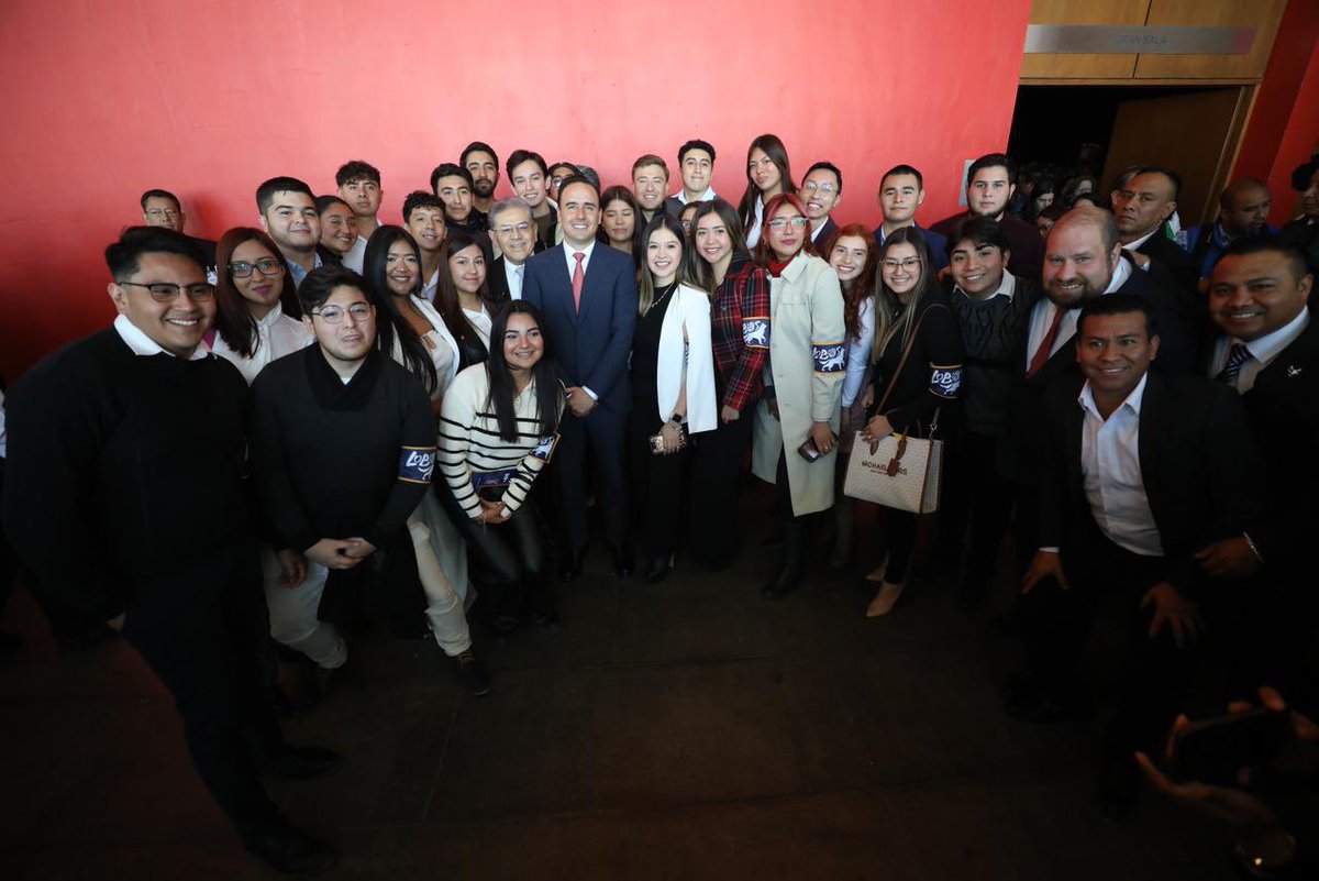 Acompañé a mi amigo el Rector <a href="/SalvadorHV/">Salvador Hernández V</a> a la presentación de su informe de resultados en su sexto año al frente de la máxima casa de estudios de #Coahuila, <a href="/UAdeC/">@UAdeC</a>. (1/2)