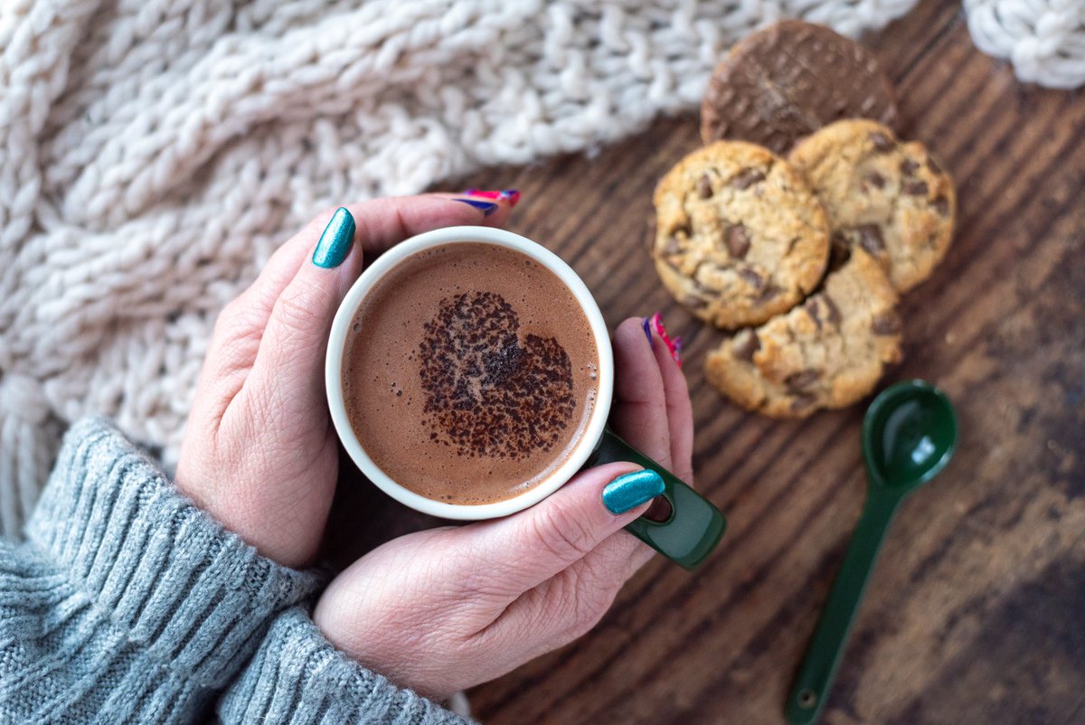 When it’s so cold all you need is hot chocolate and cookies

#foodphotography #food #hotchocolate