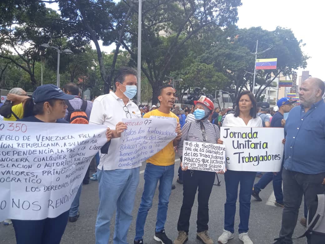 elsemanero's tweet photo. No se dejen engañar no hubo aumento salarial,el salario mínimo sigue siendo $3, SOCIALISMO ES HAMBRE, MISERIA Y MUERTE!
Coño, abramos los ojos y exijamos la salida del régimen, ya basta de quedarse callados esperando que otro resuelva,ahí están los $100 que pudieron los alacranes https://t.co/qD4CQn9sDs