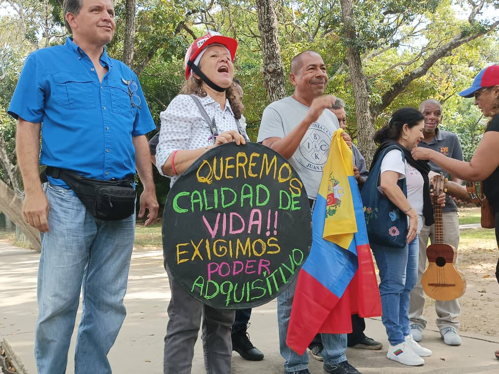 elsemanero's tweet photo. No se dejen engañar no hubo aumento salarial,el salario mínimo sigue siendo $3, SOCIALISMO ES HAMBRE, MISERIA Y MUERTE!
Coño, abramos los ojos y exijamos la salida del régimen, ya basta de quedarse callados esperando que otro resuelva,ahí están los $100 que pudieron los alacranes https://t.co/qD4CQn9sDs