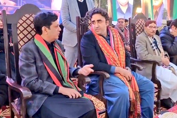 TeamNIShaikh's tweet photo. حلقہ این اے 200-NA سکھر 
امید وار برائے قومی اسمبلی نعمان اسلام شیخ، نے خیرپور ممتاز گراؤنڈ جلسہ میں شرکت کی۔
پاکستان پیپلز پارٹی چیئرمین بلاول بھٹو زرداری صاحب، سے ملاقات کی، اور سیاسی سورتِ حال پر گفتگو کی،
#چنو_نئی_سوچ_کو https://t.co/tDUCPPR0ay