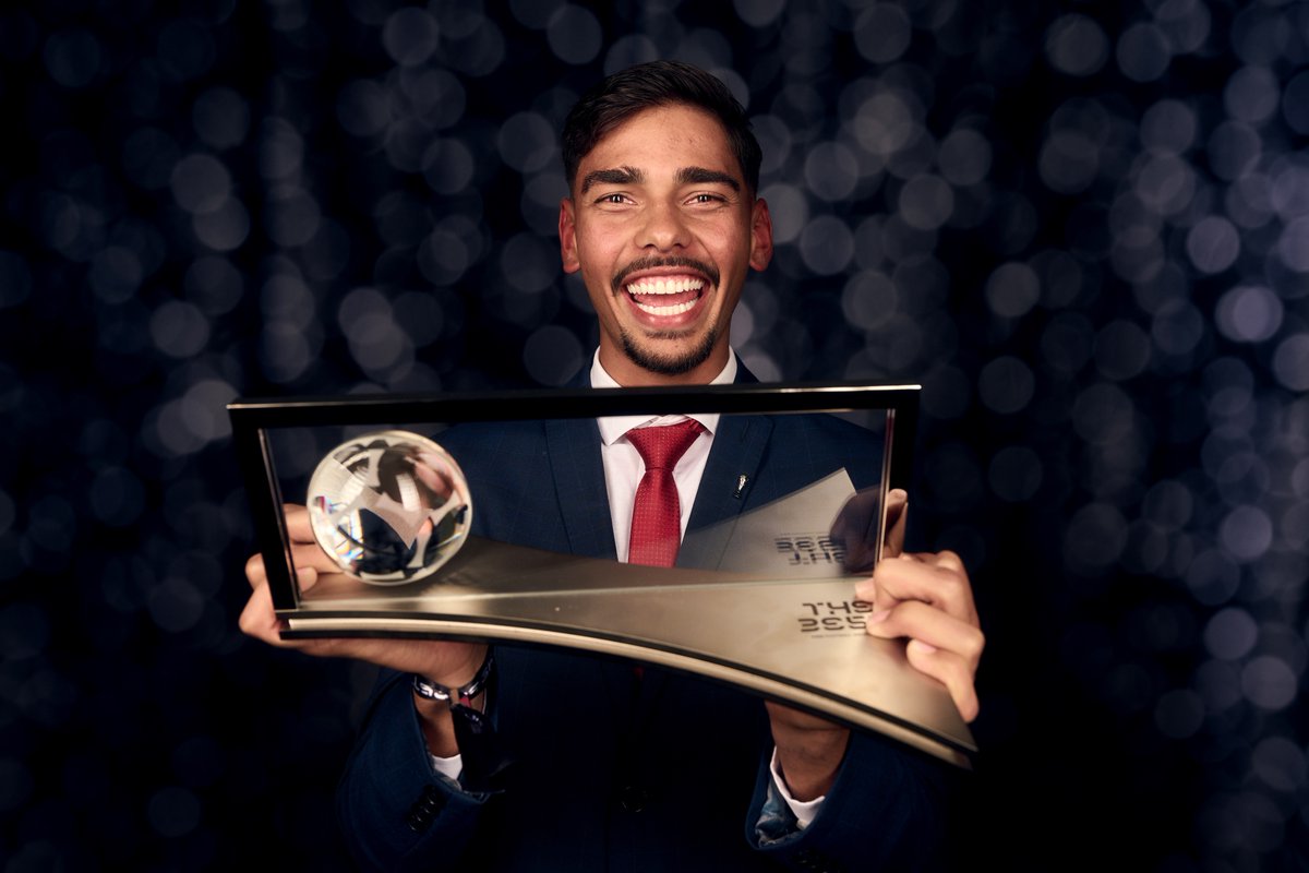 CuiabaEC's tweet photo. PARABÉNS, MADRUGA!!!🔰👏🏆
O #FIFAPuskas é dele! O Cuiabá parabeniza o volante Guilherme Madruga pela conquista histórica!
Estamos muito contentes pelo seu prêmio e, agora, por vestir o nosso manto!
📷Michael Regan - FIFA/FIFA https://t.co/FKhnIGUl0m
