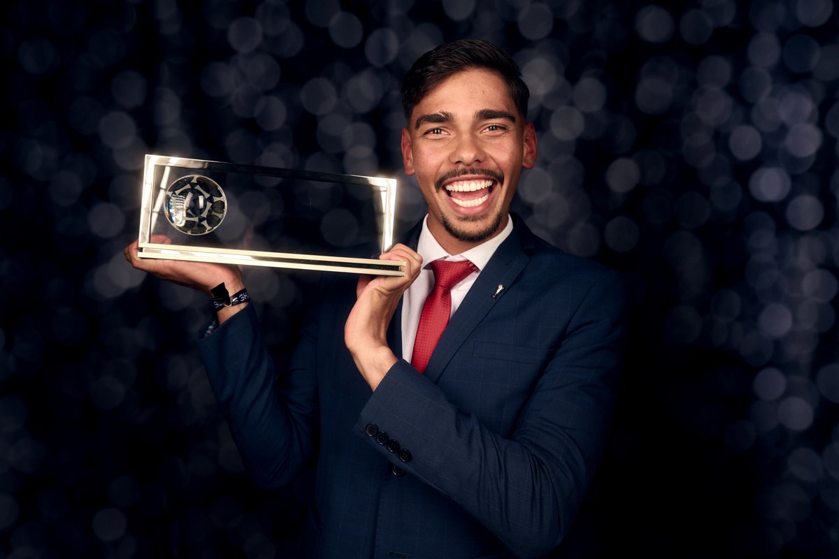 CuiabaEC's tweet photo. PARABÉNS, MADRUGA!!!🔰👏🏆
O #FIFAPuskas é dele! O Cuiabá parabeniza o volante Guilherme Madruga pela conquista histórica!
Estamos muito contentes pelo seu prêmio e, agora, por vestir o nosso manto!
📷Michael Regan - FIFA/FIFA https://t.co/FKhnIGUl0m