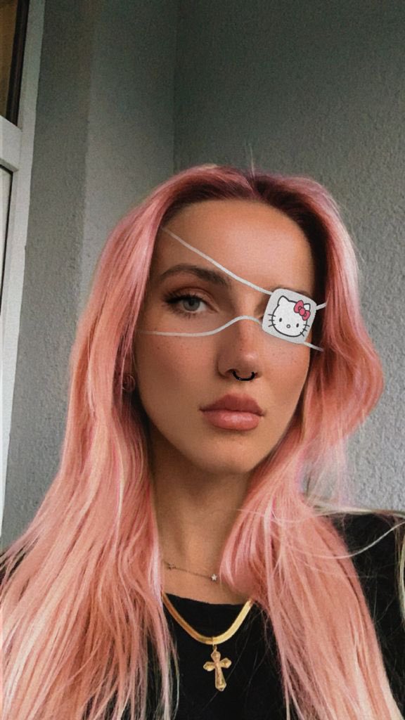 Do you guys like the pink? 🩷

1 million likes and I’ll dye my hair pink 🤪
