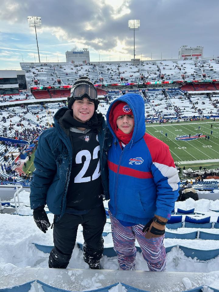 baseball_occ's tweet photo. #lazers Jack Bushnell braving @steelers gear in Buffalo with teammate @JeffRalabate. Watch out for @BuffaloFAMbase Jack!! #occbaseball @OnondagaCC @OnondagaLazers https://t.co/3mzcEgxA4M