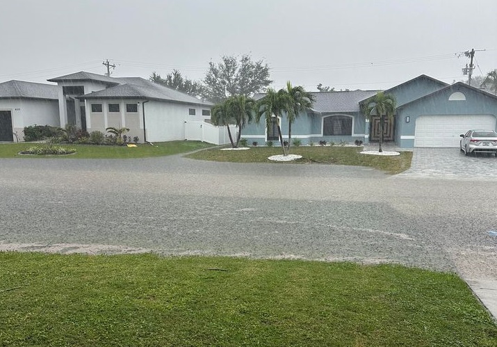 MattDevittWX's tweet photo. NEW: Significant street flooding right now in progress in Southwest Cape Coral after 2 - 4" of rain...and counting. Turn around, don't drown! @WINKNews @NWSTampaBay #swfl https://t.co/yXN0niUSLu