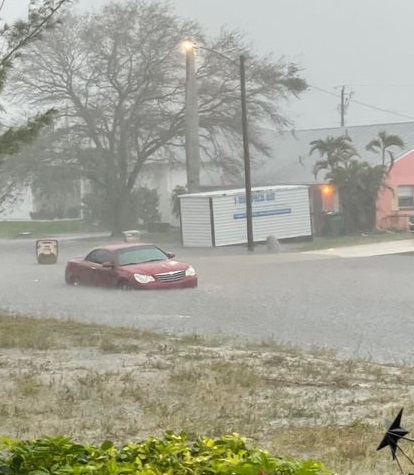 MattDevittWX's tweet photo. NEW: Significant street flooding right now in progress in Southwest Cape Coral after 2 - 4" of rain...and counting. Turn around, don't drown! @WINKNews @NWSTampaBay #swfl https://t.co/yXN0niUSLu