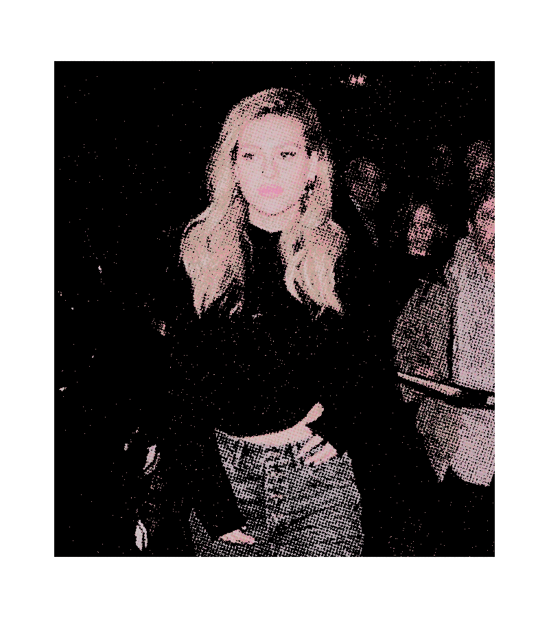 H0TNCOLDRP's tweet photo. ᅠ ‍ᅠ
ᅠ ‍ᅠ #𝐒𝐏𝐎𝐓𝐓𝐄𝐃𝐻𝐶
ᅠ ‍Heather Maynard é fotografada saindo de uma casa de shows no Brooklyn desacompanhada - o que não é do feitio da loirinha! Funcionários relatam que ela parecia preocupada e séria. Heather no Brooklyn? Acho que já vi esse filme . . . 
ᅠ https://t.co/aZDkg7aZ6v