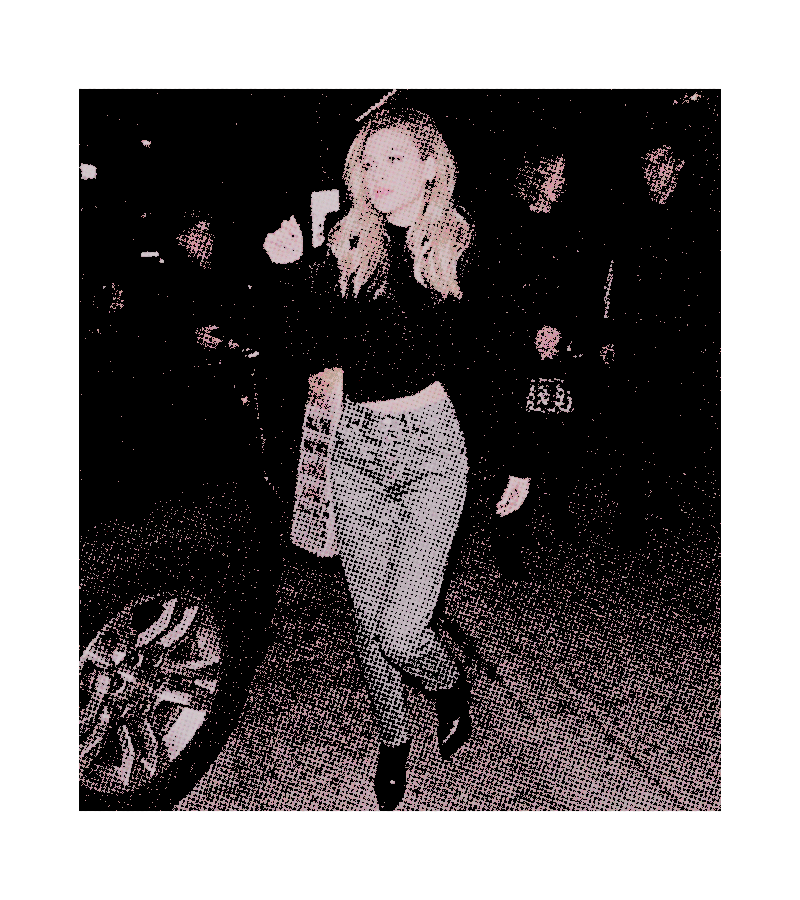 H0TNCOLDRP's tweet photo. ᅠ ‍ᅠ
ᅠ ‍ᅠ #𝐒𝐏𝐎𝐓𝐓𝐄𝐃𝐻𝐶
ᅠ ‍Heather Maynard é fotografada saindo de uma casa de shows no Brooklyn desacompanhada - o que não é do feitio da loirinha! Funcionários relatam que ela parecia preocupada e séria. Heather no Brooklyn? Acho que já vi esse filme . . . 
ᅠ https://t.co/aZDkg7aZ6v
