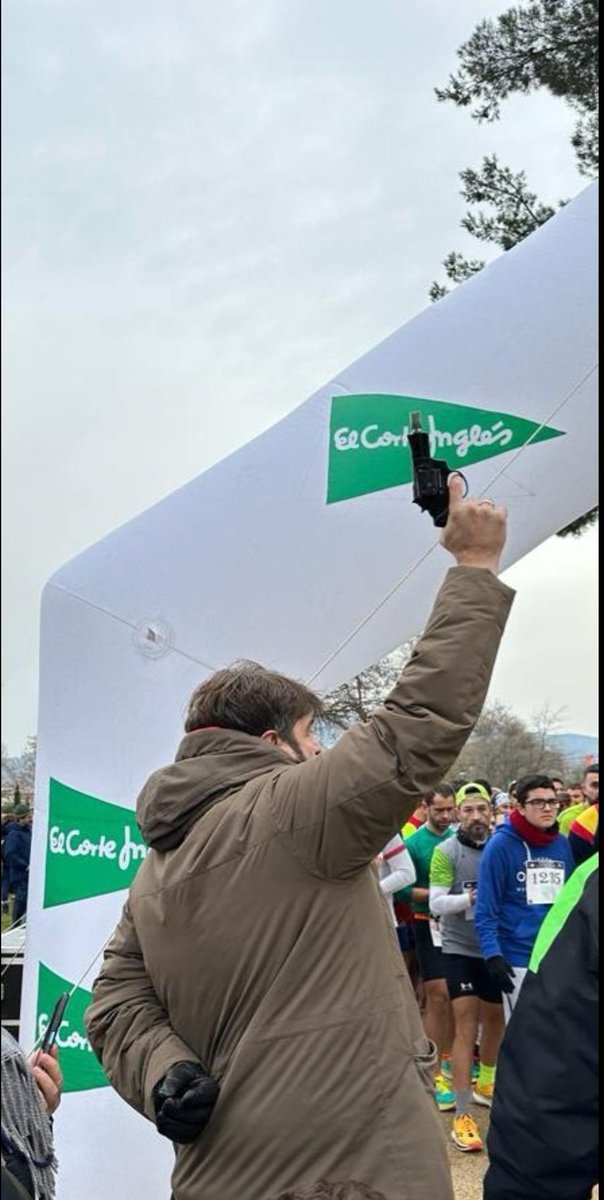 Alcala_ino's tweet photo. Ya era hora que te pronunciaras,pero lo haces mal y a destiempo. No creo que te hayan avisado los 3 forasteros q has puesto en Alcalá pq nunca vienen.Los mismos q están el gobierno local y no hacen nada,ni ruido. Aquí tienes posando al portavoz Víctor Acosta alias "Torrente" https://t.co/h2g8UwEC60