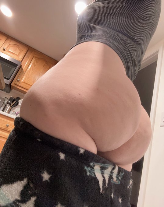 It&rsquo;s snowing outside but it&rsquo;s toasty in hereeeeee https://t.co/pjjWYyd2v0