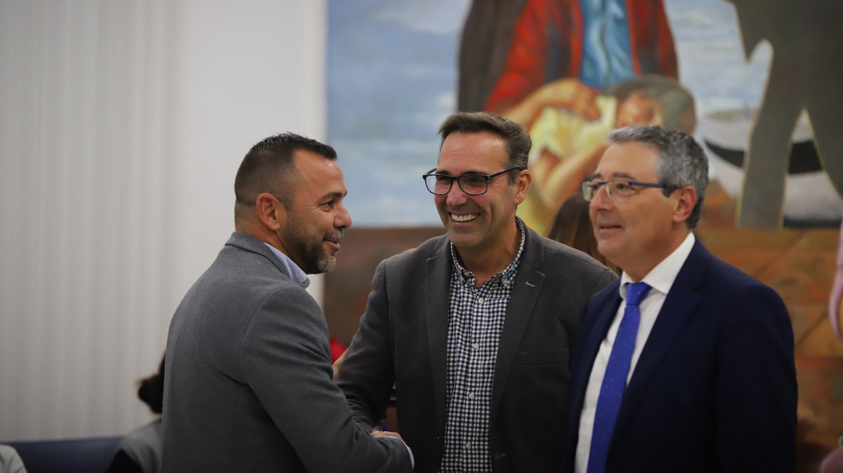 🚣‍♂️ El alcalde de Rincón de la Victoria, <a href="/Francissalado/">Francisco Salado</a>, y el concejal de Deportes, <a href="/ajmartinrincon/">Antonio José Martín</a>, han recibido junto a otros ediles del Ayuntamiento al <a href="/cdremorincon/">Remo Rincón</a> por los logros cosechados en 2023.

¡A seguir trabajando y dándonos alegrías! 💪🏻

#RincónEsDeporte