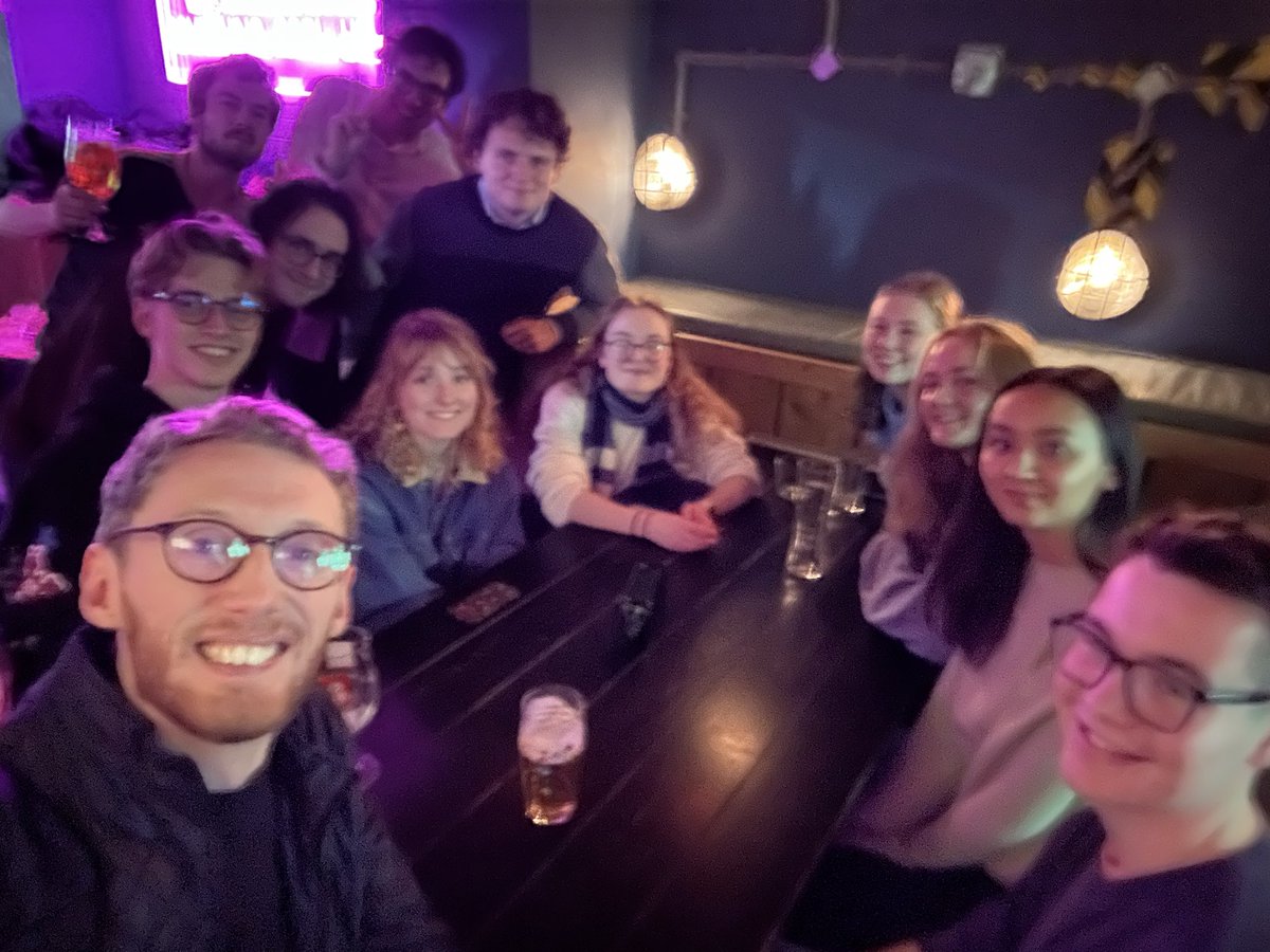 Fantastic evening talking politics and campaigns with @EdLabStudents along w @SarahBoyack MSP. 2024 is going to be such an important year - and their future depends on it. But if we can match their energy and enthusiasm, it’s looking good! 🌹🏴󠁧󠁢󠁳󠁣󠁴󠁿🌹