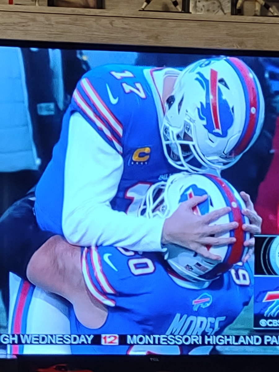 oldfashiondmama's tweet photo. Isn't it bromantic? #bills #steelers #billsm https://t.co/uzHjtOgeH1