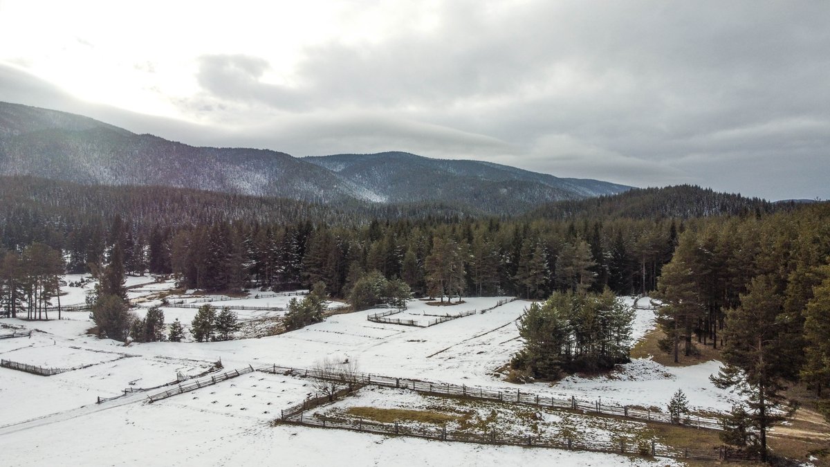 ModernExplorerz's tweet photo. Drone shots of the Pobit Kamar Standing Stone, town of the same name and the mountains in South West Bulgaria

#megalith #megalithic #menhir #vanlife #roadtrip #bulgaria https://t.co/2Pz6Ezkkgc
